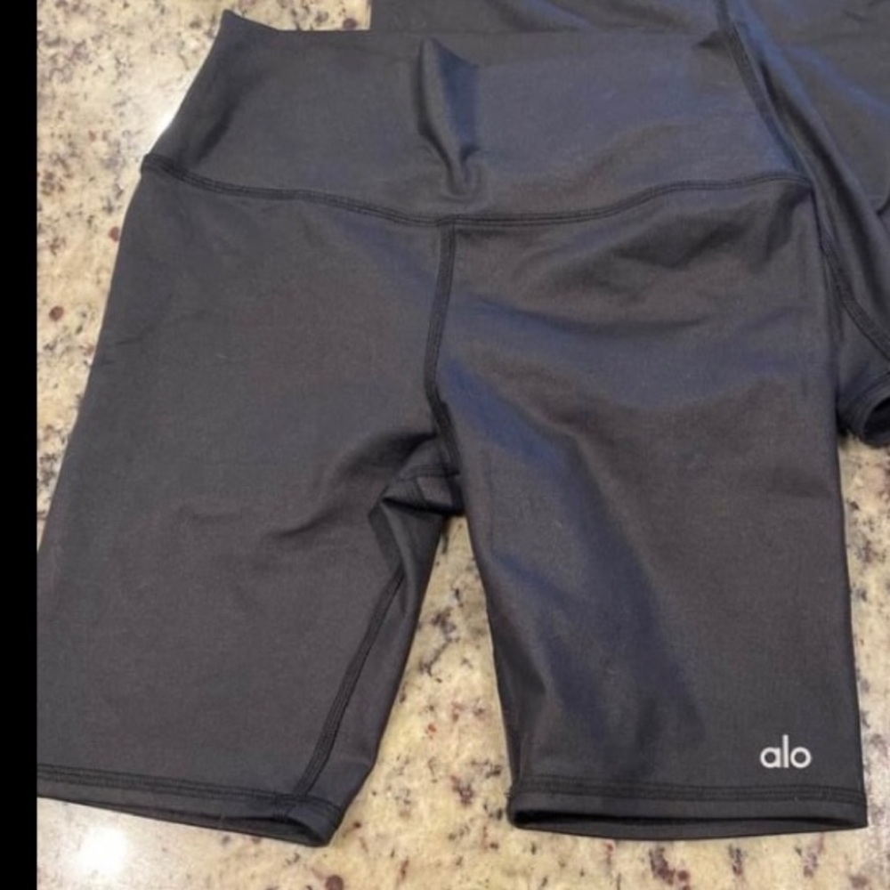 Alo yoga woman’s black bike shorts medium